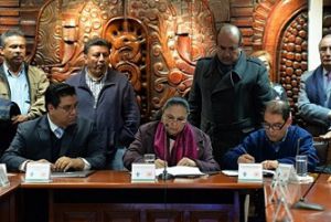 La rectora Sara Ladrón de Guevara y el secretario general del SETSUV, Juan Mendoza Gutiérrez, firmaron el convenio que da por finalizadas las negociaciones laborales.