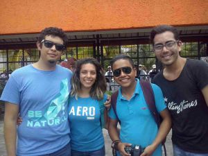 Eric Hernández y Alejandra Cruz con sus compañeros