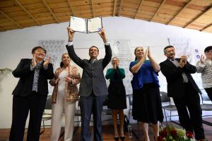 El director de QFB, Eduardo Rivadeneyra Domínguez, recibió el documento | 