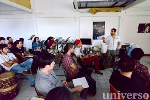 Asistentes al taller Sensaciones rítmicas de la música africana, impartido por el percusionista Francisco Wilka 