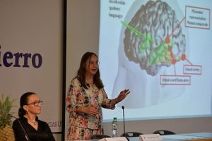 Leticia Rodríguez Audirac, secretaria Académica de la UV, dio la bienvenida a Julieta Fierro