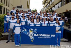 La delegación de Halcones UV fue abanderada por la rectora Sara Ladrón de Guevara