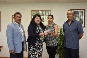 La titular de la SAF, Clementina Guerrero García, recibió el donativo de Santander