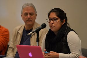 Katya Esteva en la presentación de la tesis sobre Caballo Blanco