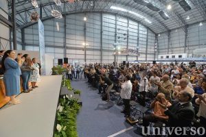 El público presente en la FILU ovacionó de pie a los galardonados con la Medalla al Mérito UV