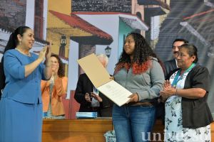 Sara Ladrón de Guevara entregó la presea al colectivo Las Patronas