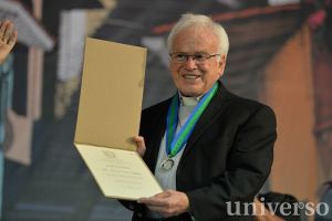 El obispo de Saltillo, Raúl Vera López, con su respectiva medalla