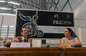 El historiador francés y la rectora Sara Ladrón de Guevara en la presentación de la FILU 2016