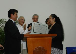 La Rectora de la UV al recibir la constancia emitida por el CEPPE