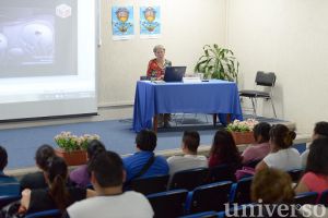 La escritora Christel Guczka platicó con alumnos de la Facultad de Psicología de la UV