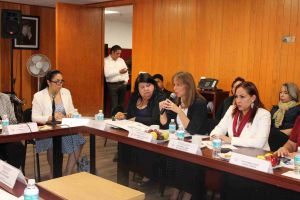 La Rectora y la Secretaria de Administración y Finanzas de la UV con la diputada Adriana Ortiz Lanz