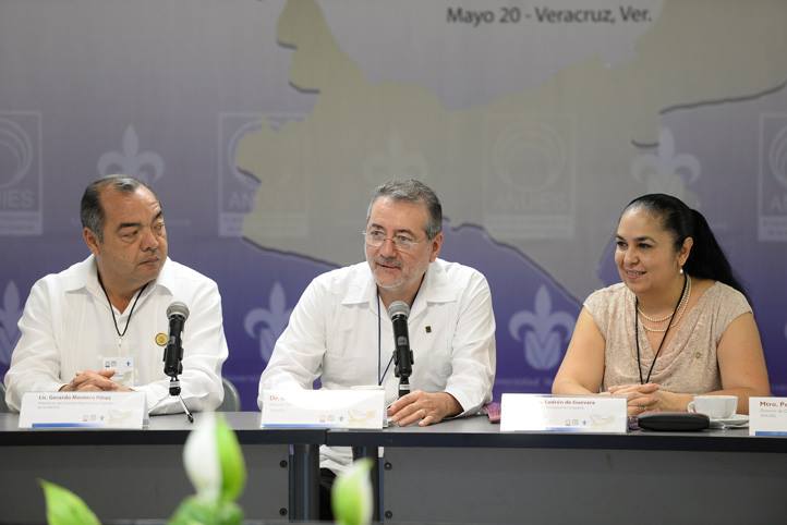 Roberto Villers, de la ANUIES, precisó el papel que la UV juega en el concierto universitario nacional: se ha colocado al centro del debate sobre legislación y financiamiento