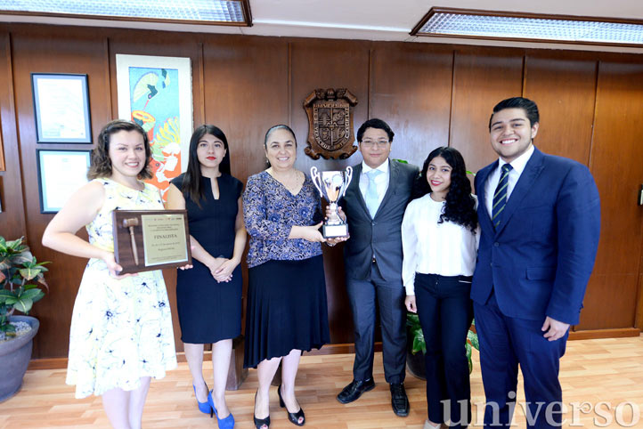 Los universitarios compartieron su logro con la rectora de la UV, Sara Ladrón de Guevara