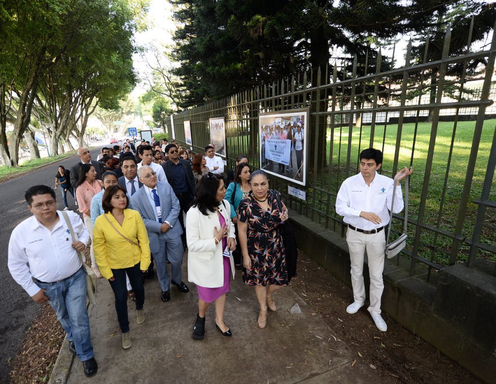 La rectora de la UV, Sara Ladrón de Guevara, inauguró la exposición fotográfica Damos más, conformada por 63 imágenes en gran formato