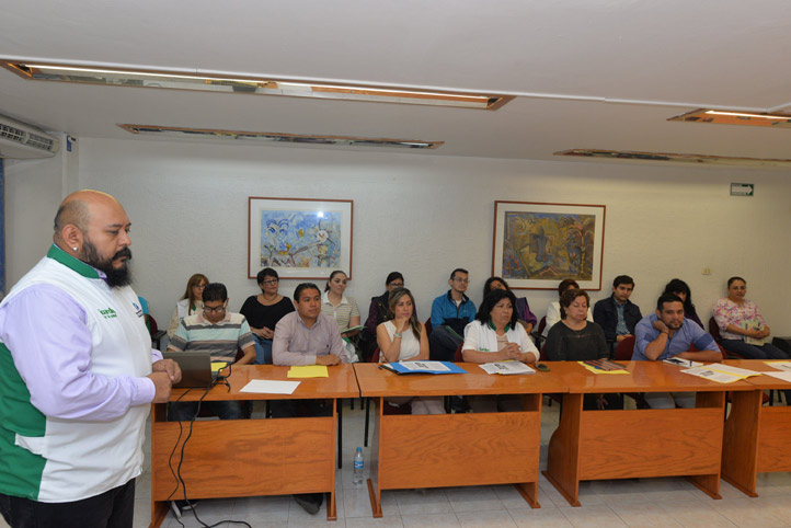 Francisco Contreras González, del comité coordinador de la campaña contra el sobrepeso en la UV