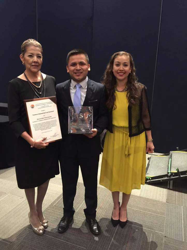 Liliana I. Betancourt Trevedhan, José Luis Sánchez Leyva y Patricia Arieta Melgarejo, con el distintivo RSU 2016