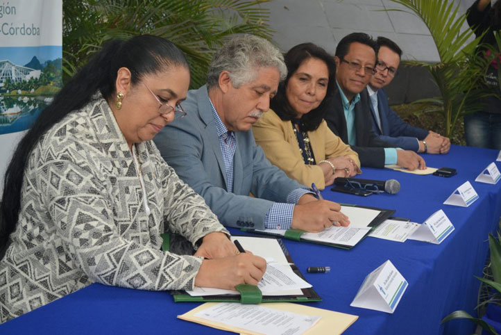 Sara Ladrón de Guevara y Tomás Ríos Bernal durante la firma del convenio