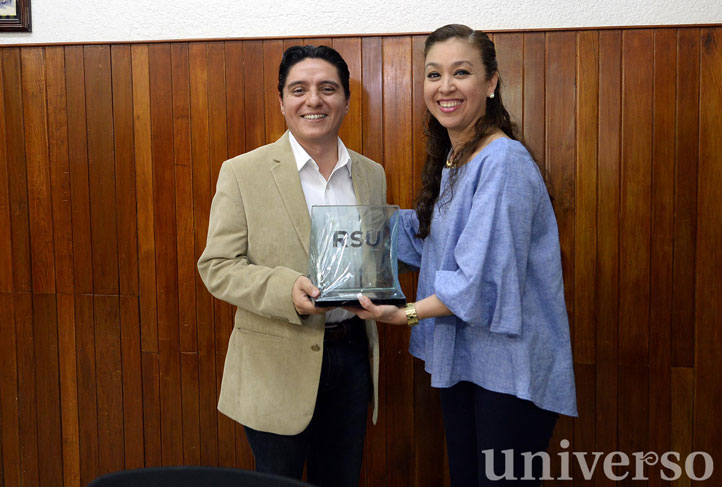 Joaquín Rojas y Patricia Arieta con el distintivo RSU que otorgó ANFECA