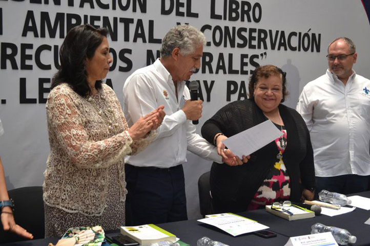 El alcalde Tomás Ríos Bernal y la vicerrectora Beatriz Rodríguez Villafuerte entregaron reconocimientos