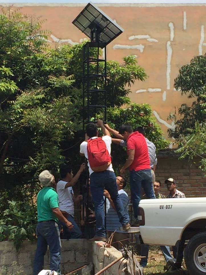 Estudiantes de la Facultad de Arquitectura participaron en la instalación de fotoceldas para ahorrar energía eléctrica