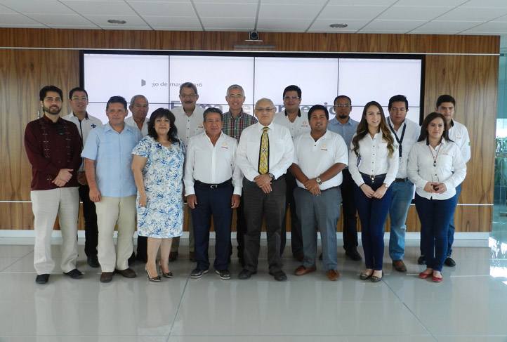 Personal de Nuvoil y de la UV, presentes en la firma del convenio