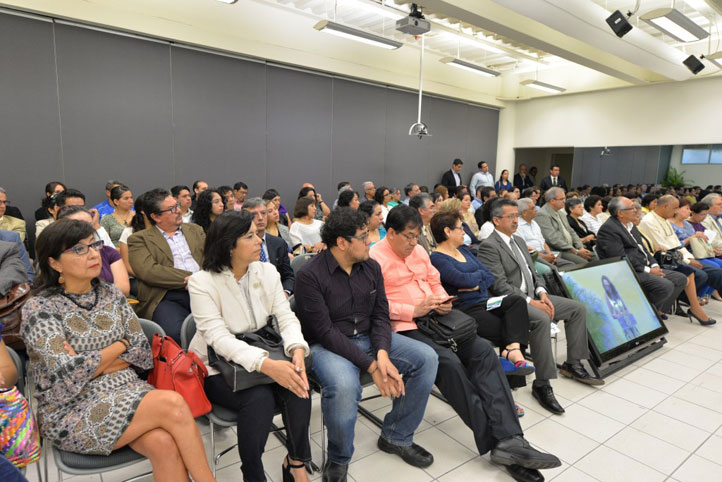 Investigadores, académicos, estudiantes y comunidad universitario en la presentación de UVServa