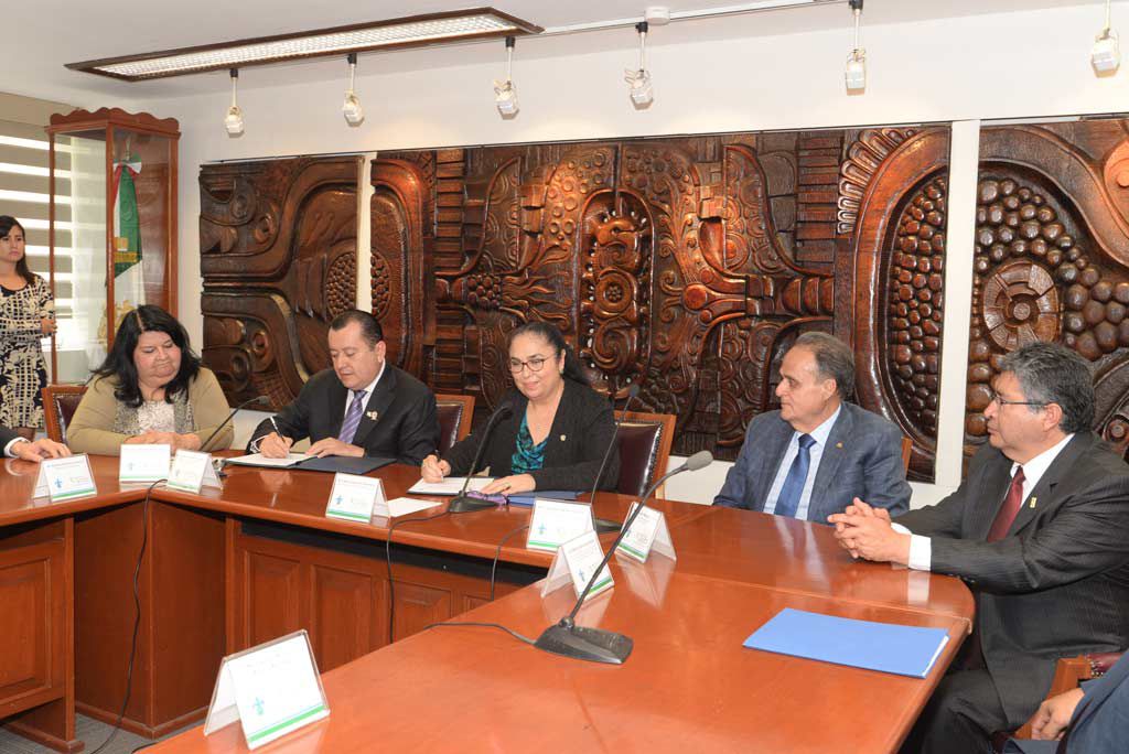 El rector de la UAGro, Javier Saldaña, y la rectora de la UV, Sara Ladrón de Guevara, firmaron un convenio de colaboración