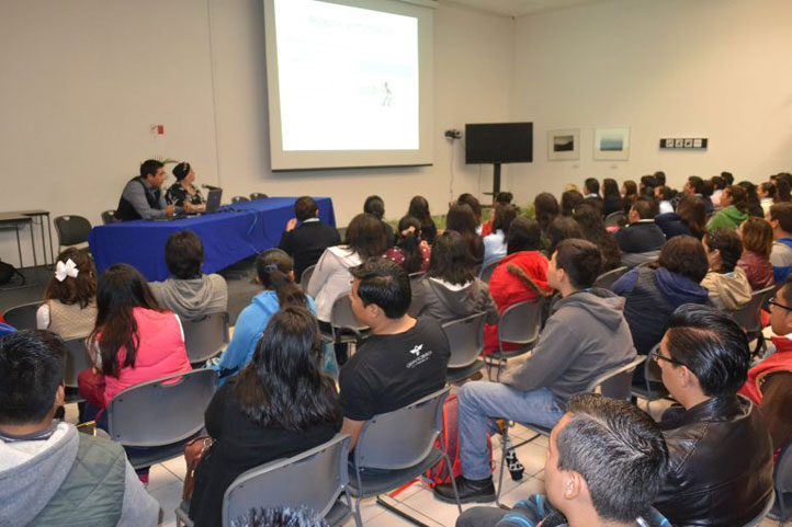 Estudiantes de las diversas facultades de la región presenciaron la charla