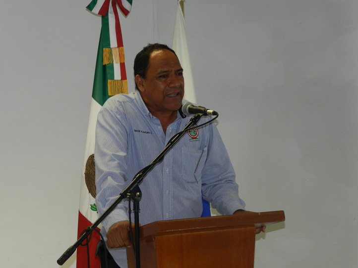 Sigifredo Alcántara presentando su propuesta