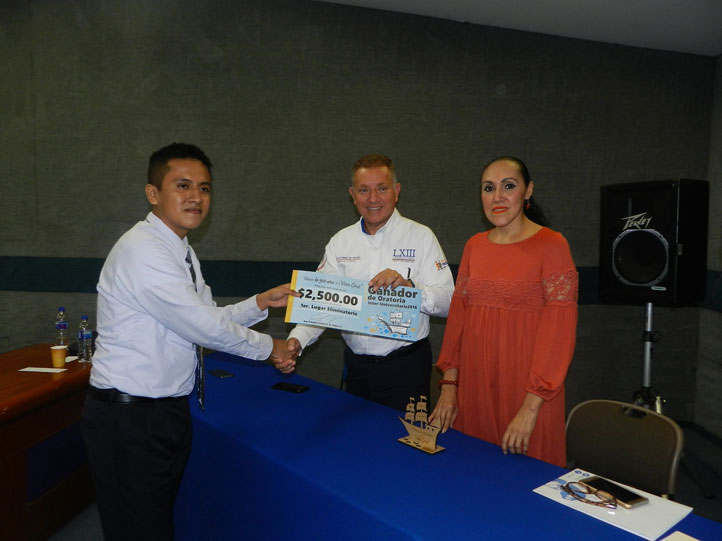 Marco Fernando Ortiz con el diputado federal Francisco Gutiérrez y la coordinadora de la UV, Martha Elena Aguirre