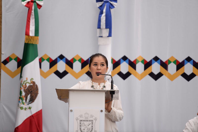 La joven catedrática Claudia González Cobos, llamó a escuchar las manifestaciones de los jóvenes en la toma de decisiones