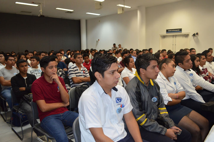 Estudiantes de la UV y universidades privadas participaron en el Primer Foro Líderes Emprendedores