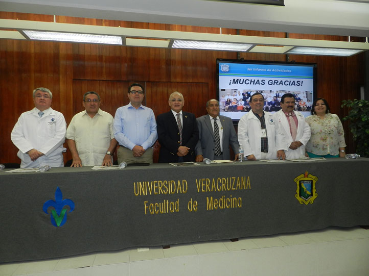 Pedro Gutiérrez, acompañado de funcionarios en su informe de actividades
