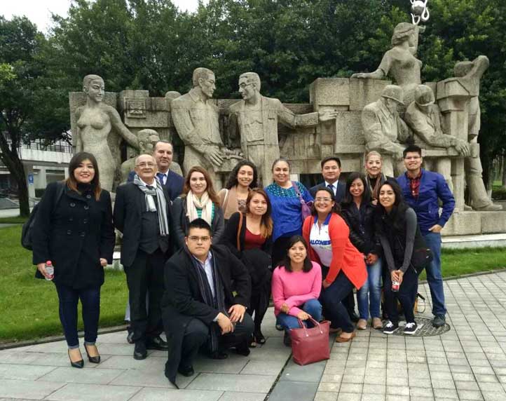 Estudiantes, ex alumnos y autoridades de la UV en Chongqing