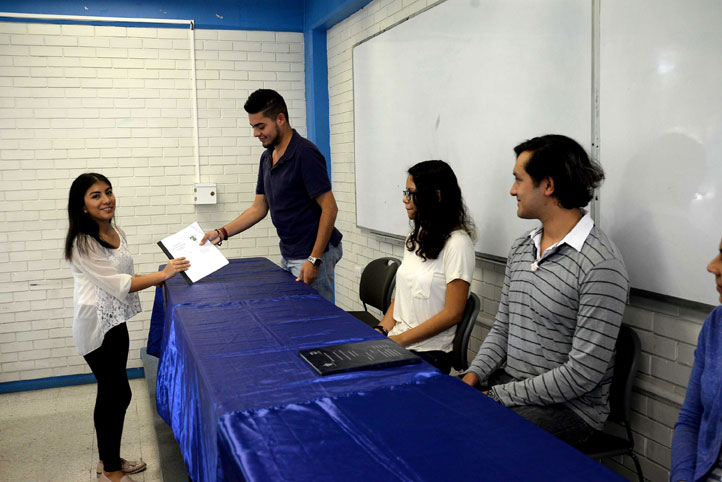 De forma simbólica, alumnos de Ingeniería Química entregaron resultados de proyectos a empresarios