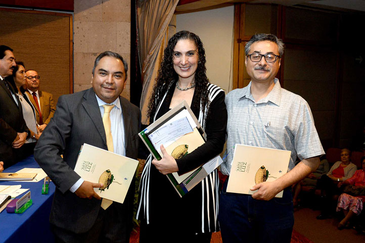 La galardonada con sus asesores, Fabio Alfredo García García y Ulises Jiménez Correa