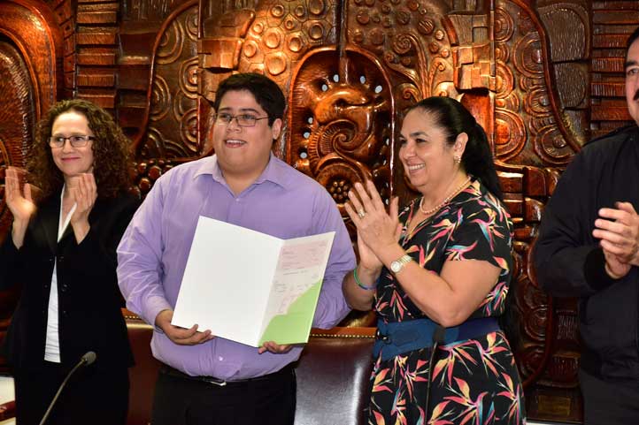 Óscar Vázquez, del proyecto “Appanko”, recibió un reconocimiento económico expedido por la ETS de Canadá