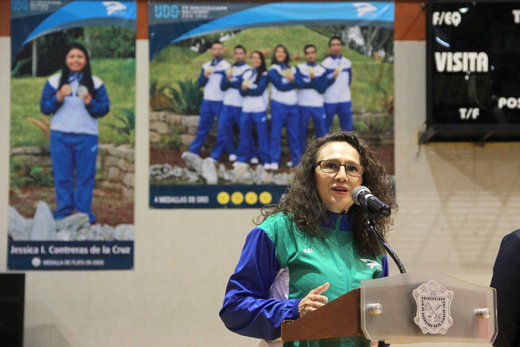 Leticia Rodríguez Audirac, Secretaria Académica, abanderó y felicitó a los deportistas de la UV