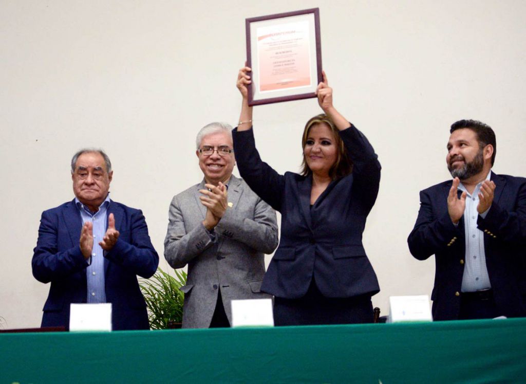 Carmen Báez, directora de la Facultad de Idiomas, recibió las constancias de reacreditación del Coapehum