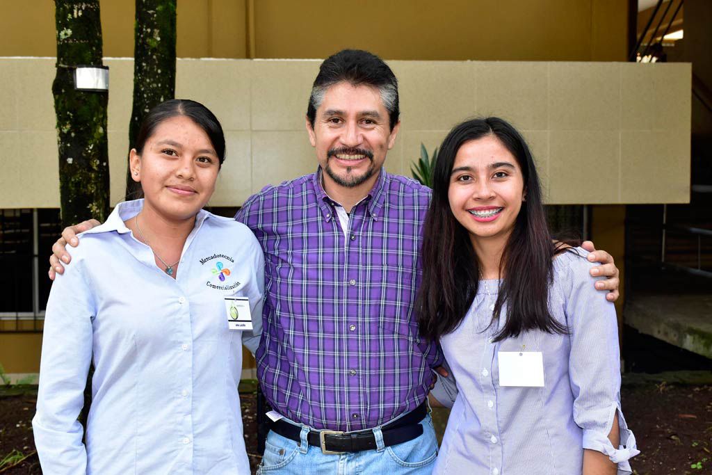 Ana Laura Gumecindo, Gerardo Alvarado y Leticia Domínguez, de la Facultad de Ciencias Agrícolas