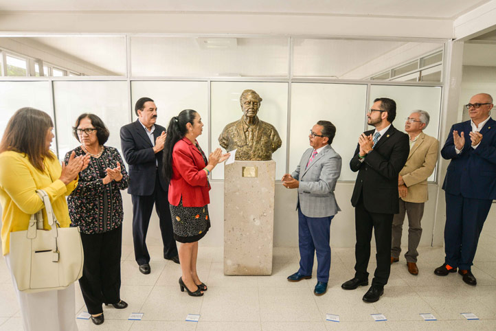 Sara Ladrón de Guevara y Vicente Espino Jara develaron el busto en bronce de Heriberto Jara Corona 