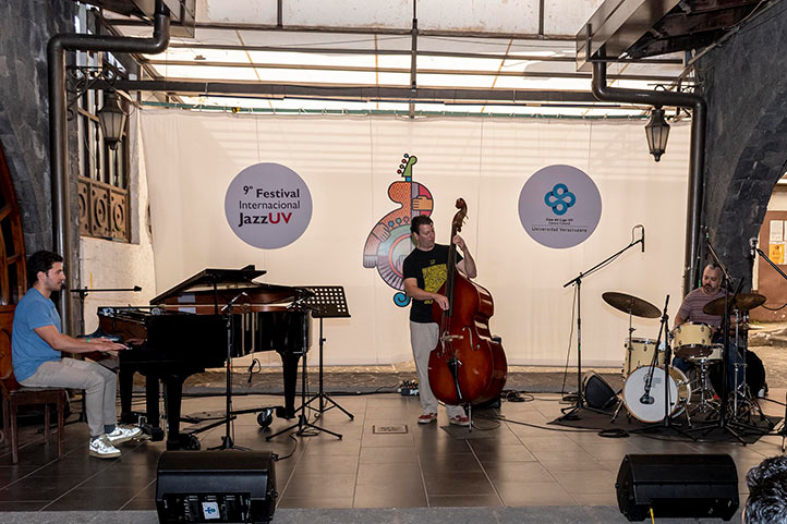 Emmet Cohen, John Webber y Gustavo Bureau en la Casa del Lago durante la clase maestra del pianista