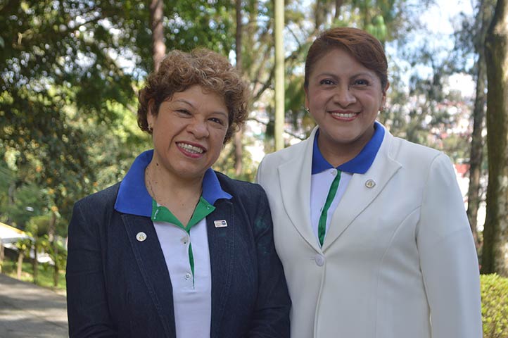 Yolanda Méndez y Sabina Galindo, académicas de la Facultad de Enfermería