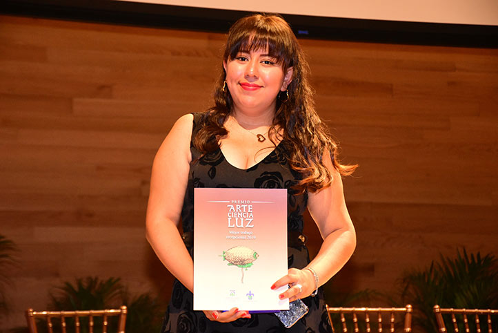 Abril Alondra Barrientos Bonilla, egresada de QFB, ganó el Premio “Arte, Ciencia, Luz” 