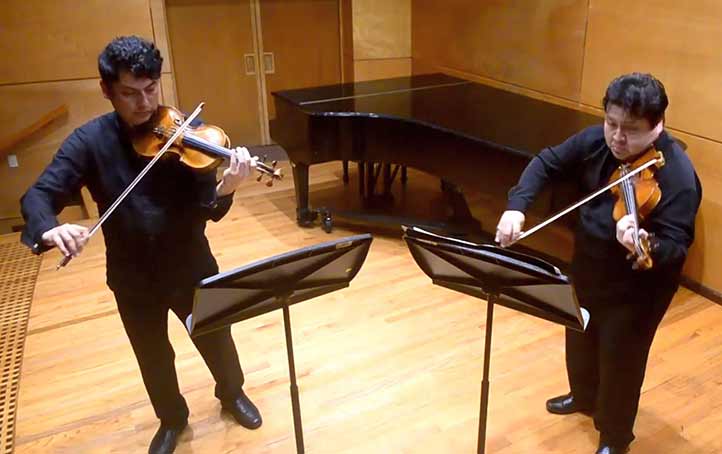 Los violinistas de la OSX Lázaro Jascha y Tonatiúh Bazán