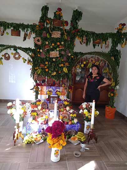 María Guadalupe López Blas con su altar de muertos 