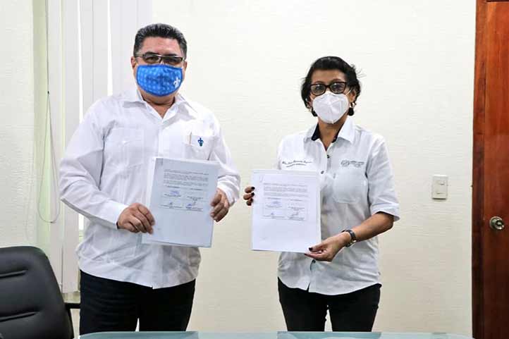 Carlos Lamothe Zavaleta y Zoila Balderas Guzmán durante la firma del convenio 