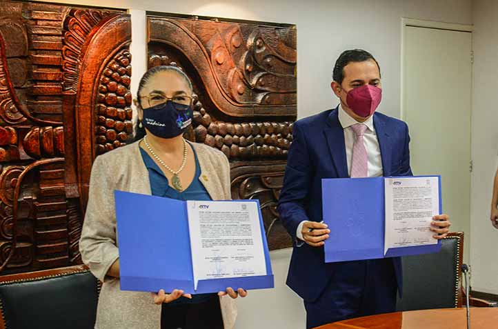 Sara Ladrón de Guevara, rectora de la UV, y Víctor Hugo Cisneros, director general de RTV, firmaron en representación de ambas entidades 