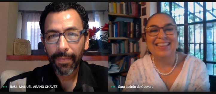 Raúl Manuel Arano y la rectora Sara Ladrón de Guevara en la presentación del podcast