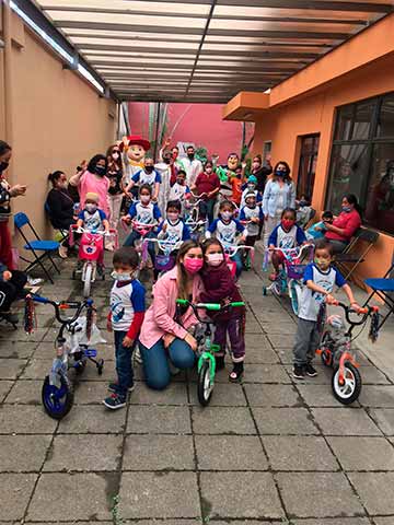 Un total de 17 niñas y niños recibieron bicicletas 